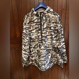 Camouflage Hooded wind breaker Jacket 
Unisex / good quality/ true to size 3xl